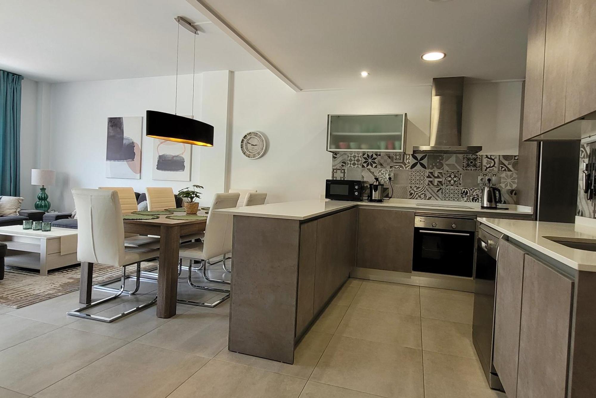 Pmt01 - Modern, Luxury With Heated Pool *