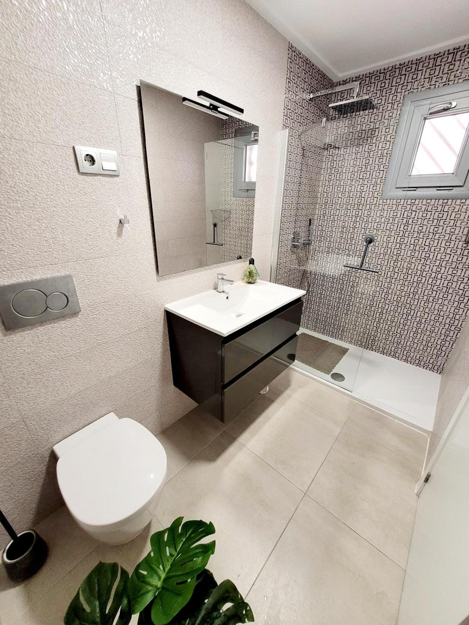 Pmt01 - Modern, Luxury With Heated Pool
